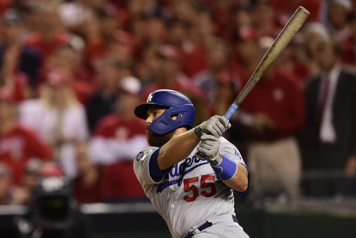6일 디비전시리즈 3차전에서 로스앤젤레스 다저스 포수 러셀 마틴(55)이 워싱턴 내셔널스와의 경기에서 2타점 2루타를 치고 있다. |USA 투데이스포츠