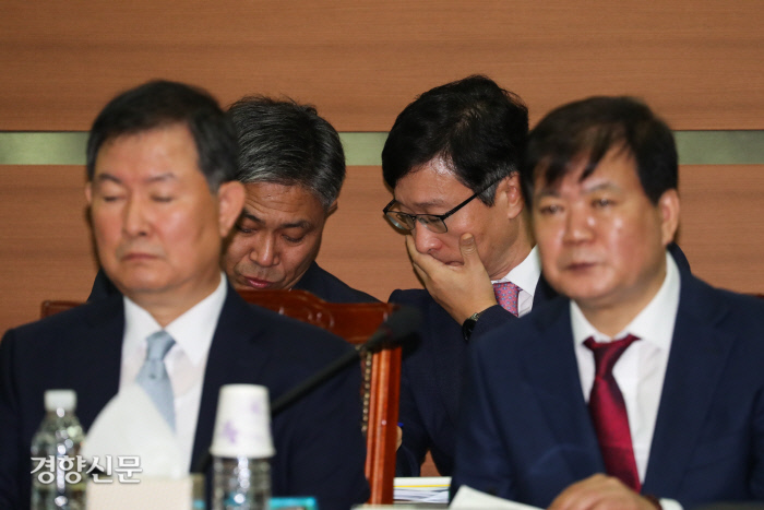 숙의하는 검찰 7일 서울 서초구 서울고등검찰청에서 국회 법제사법위원회의 국정감사가 열리고 있다. 뒷줄 오른쪽이 조국 법무부 장관 의혹 관련 수사의 실무 책임자인 송경호 서울중앙지검 3차장이다. 이준헌 기자 ifwedont@kyunghyang.com