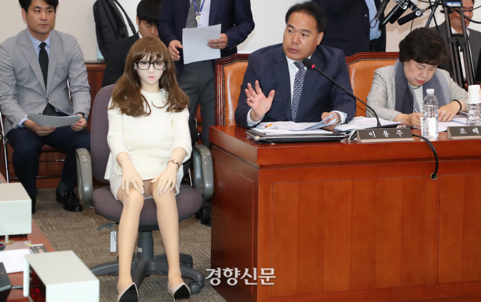 18일 국회에서 열린 산업통상자원중소벤처기업위원회의 산업통상자원부 등의 종합국정감사에서 무소속 이용주 의원이 성인용품인 리얼돌을 보여주며 질의를 하고 있다./권호욱 선임기자