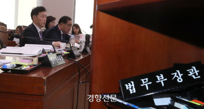 15일 국회에서 열린 법제사법위원회 국정감사에서 김오수 법무부 차관이 의원들의 질의에 답변하고 있다. 법무부 장관 명패는 발언대 수납함에 치워져 있다./권호욱 선임기자