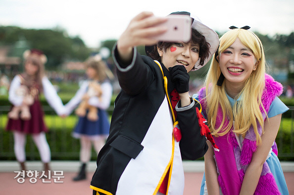 2016년 10월 일본 도쿄 디즈니랜드를 찾은 방문객들이 디즈니 캐릭터 복장을 하고 ‘셀카’를 찍고 있다. 게티이미지코리아