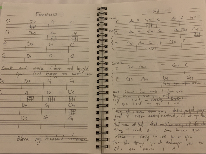 호란이 맬라 난민촌에 사는 카렌 아이들에게 들려줄 노래를 연습할 때 쓰려고 그려놓은 악보.