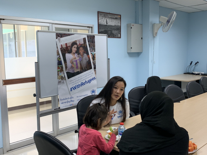 호란이 태국 방콕에 있는 난민센터에서 도시 거주 난민 가족을 만나 이야기를 나누고 있다. 유엔난민기구 제공