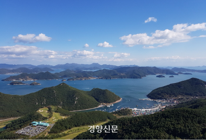 통영 미륵산 케이블카에서 본 한산도 앞바다. 바다 건너 한산도가 보이고, 왼쪽의 작은 섬은 죽도, 오른쪽의 작은 두 섬은 혈도이다. 사진의 왼쪽 부분이 <화국지>에 기록된 (견내량에서) 20여 리 떨어진 바다다./박종평 제공