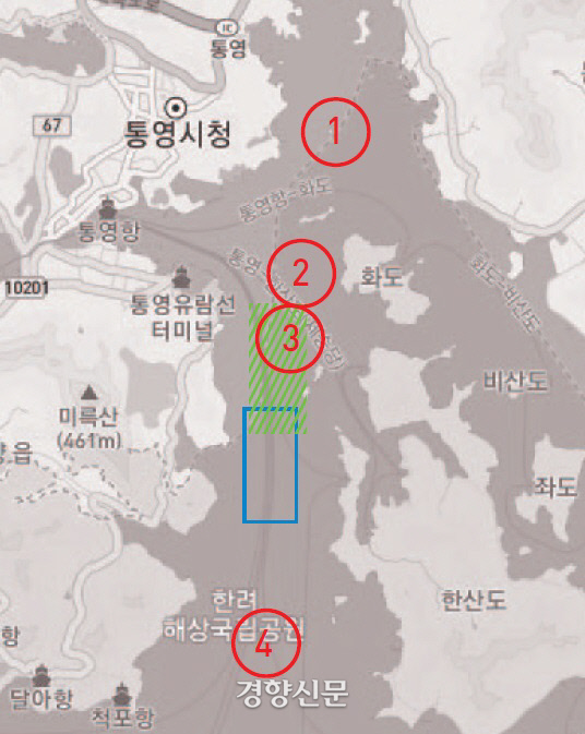 그동안 학계에서는 원 ① ② ③ ④ 지점이 한산대첩의 장소로 추정됐다. <화국지>의 기록으로 보면 연두색 박스 지점이 한산대첩의 장소로 볼 수 있다. <와키사카기>의 기록으로 보면 조금 아래쪽 파란색 박스 지점이다. 지도의 맨윗부분이 물길이 좁은 견내량이다./다음지도