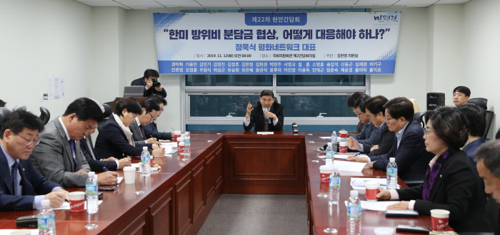 정욱식 평화네트워크 대표가  12일 오전 국회 의원회관에서 열린 민평련 제39차 상임운영위원회의 및 제22 현안간담회에서 한미 방위비 분담금 협상 대응에 대한 주제발표를 하고 있다./연합뉴스