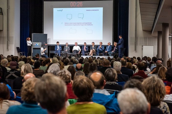 시장·시의원·시민 참석한 5G 토론회 지난달 18일(현지시간) 독일 프라이부르크에서 시장, 시의원, 시민 등이 참석해 5G 기술의 인체 위해성 토론회가 열리고 있다.  독일 환경소비자보호단체 디아그노즈풍크 제공