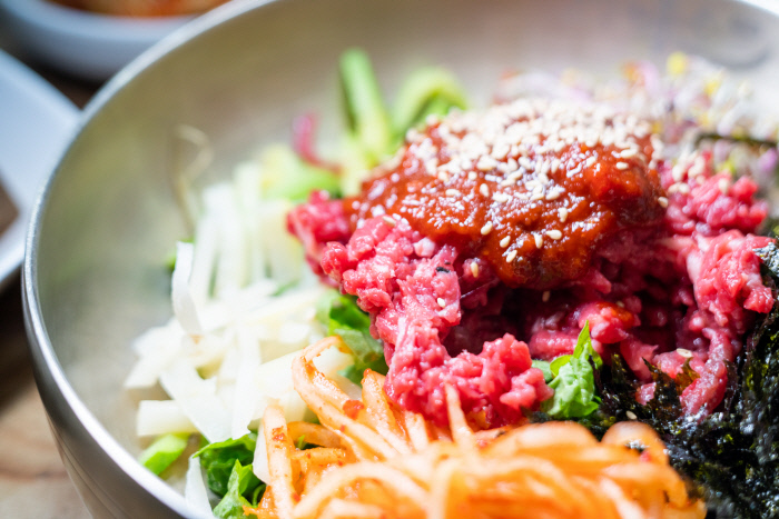 육회가 넉넉하게 든 고산 육회비빔밥.