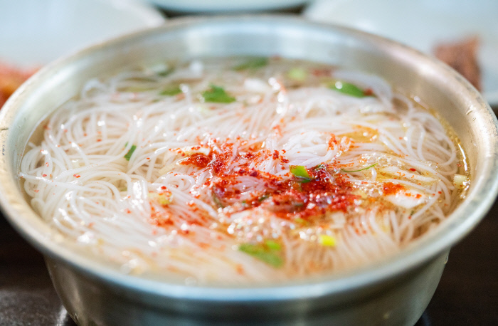 맑은 국물에 고춧가루만 얹은 할머니 국수.