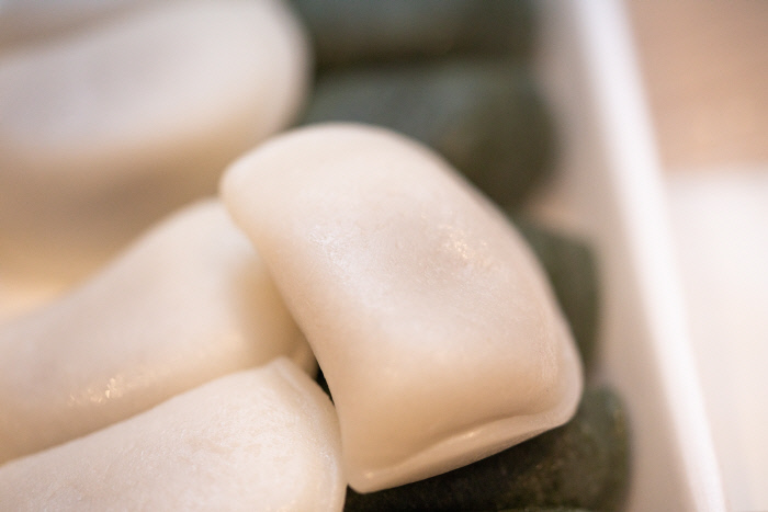 쫄깃한 식감과 구수한 팥소의 바람떡.