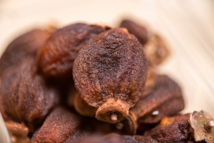 검은빛이 도는 ‘동상 곶감’.