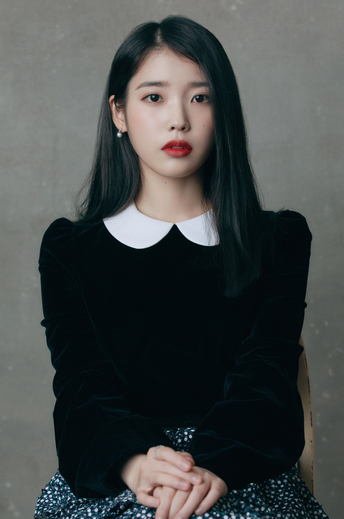 15세의 어린 나이로 가요계에 발을 디뎌 '국민 여동생' 칭호를 얻은 아이유는 이제 '어른의 시간'을 지나 '시간의 바깥'을 향한다. 카카오M 제공