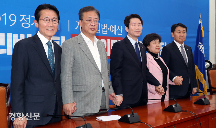 12월 5일 국회에서 패스트트랙 법안과 예산안을 다룰 ‘4+1’협의체 회동을 하고 있다. 왼쪽부터 정의당 윤소하, 대안신당 유성엽, 더불어민주당 이인영, 민주평화당 조배숙 , 바른미래당 김관영. 권호욱 선임기자