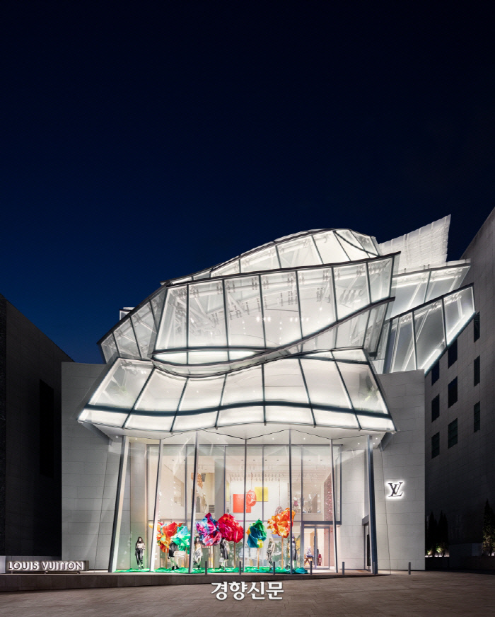 건축가 프랭크 게리가 설계해 지난 10월 말 서울 강남구 청담동에 들어선 ‘루이 비통 메종 서울’. 경향신문 자료사진.