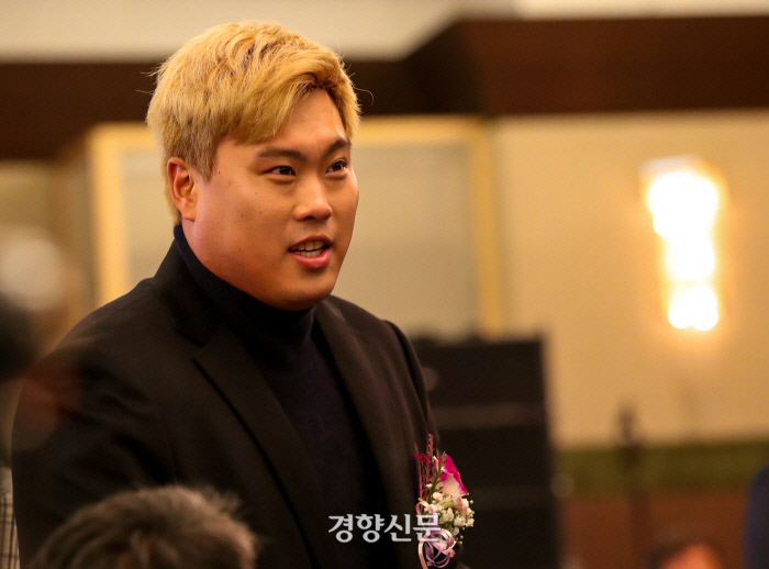 LA 다저스 류현진이 지난 6일 서울 리베라호텔에서 열린 2019 나누리병원 일구상 시상식에서 야구인들과 인사를 하고 있다. 이석우 기자