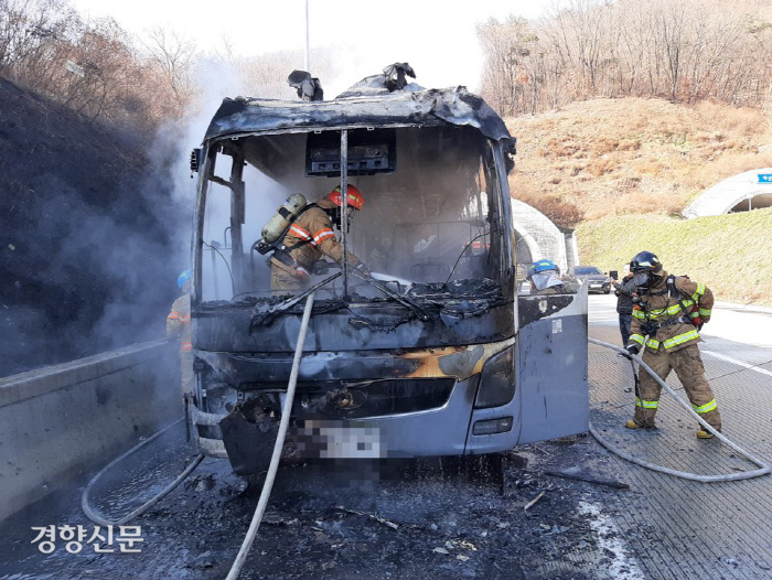 15일 오전 10시12분쯤 경기 여주시 광주~원주고속도로 대신터널 부근에서 45인승 버스에서 화재가 발생해 소방대원들이 진압을 하고 있다. 경기도소방재난본부 제공