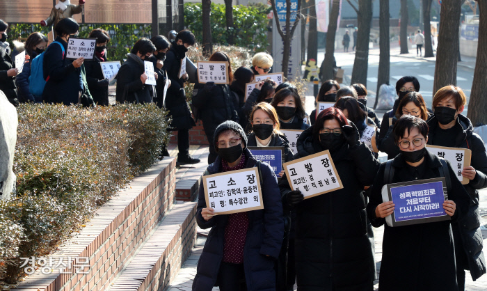 한국여성의전화 등 703개 여성단체가 18일 김학의 전 법무부 차관(63)과 건설업자 윤중천씨(58)를 고소하는 기자회견을 마친 후 서울 서대문구 경찰청까지 ‘침묵 행진’을 하고 있다. 김정근 선임기자 jeongk@kyunghyang.com