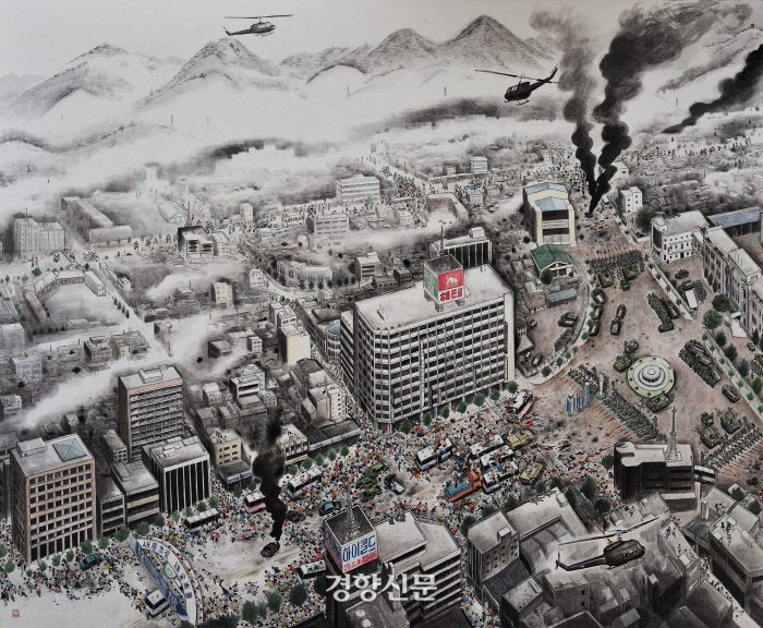 광주시립미술관 금남로 분관에서 개인전 ‘하성흡-일이관지’ 전을 열고 있는 하성흡의 ‘1980. 5. 21일 발포’, 176×143㎝, 한지에 수묵담채, 2017.