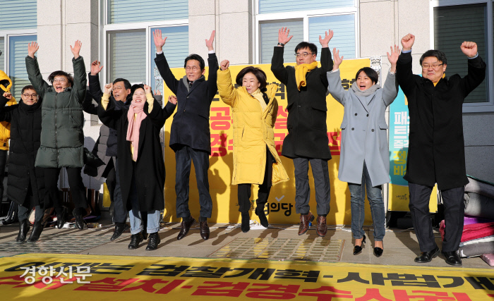 선거법과 검찰개혁법안 처리를 위해 국회 본청 앞에서 34일간 농성을 한 정의당이 지난해 12월 31일 농성 해단식이 끝난 뒤 총선승리를 기원하며 만세를 부르고 있다.  / 김영민 기자