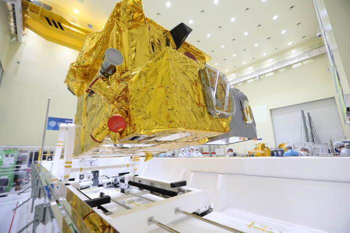 천리안위성 2B호가 남미 기아나 우주센터로 이송되기 위해 무진동 항온·항습 컨테이너에 실리고 있다. 한국항공우주연구원 제공