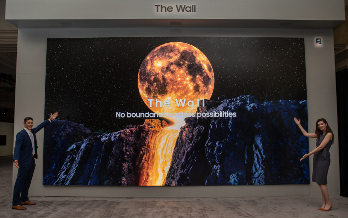 ‘CES 2020’ 개막을 이틀 앞둔 5일(현지시간) 삼성전자가 미국 라스베이거스 시저스 팰리스 호텔에서 개최한 ‘삼성 퍼스트 룩 2020’ 행사에서 홍보 도우미들이 마이크로 LED 기술을 적용한 ‘더 월’ 292형 TV 제품을 소개하고 있다. 삼성전자 제공