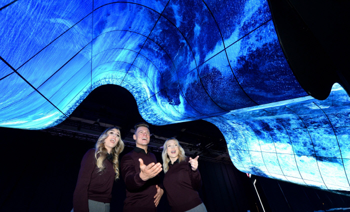 5일(현지시간) 미국 라스베이거스에 있는 ‘CES 2020’ 행사장 내 LG전자 전시관 입구에 올레드 플렉서블 사이니지 200여장을 붙여 만든 ‘새로운 물결’이라는 이름의 조형물이 설치돼 있다. LG전자 제공