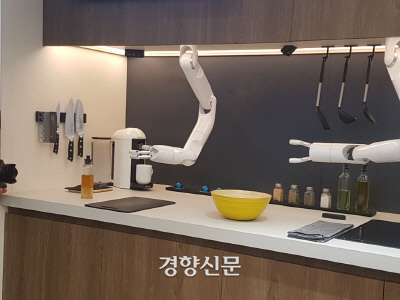 삼성전자 ‘셰프봇’이 캡슐 커피를 만들어주는 화면.