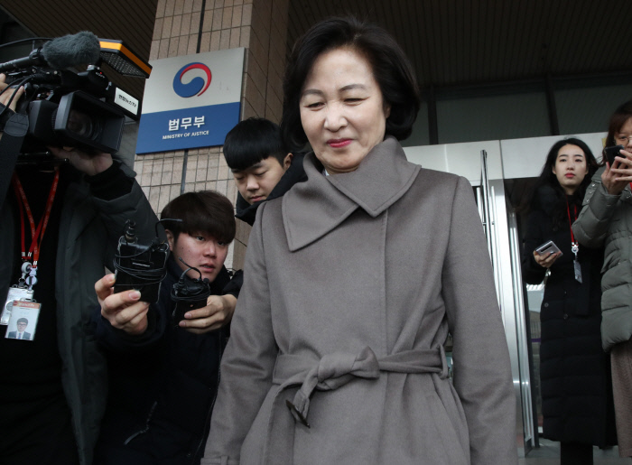 추미애 법무부 장관이 8일 오후 경기도 과천 정부과천청사를 나서고 있다. 연합뉴스