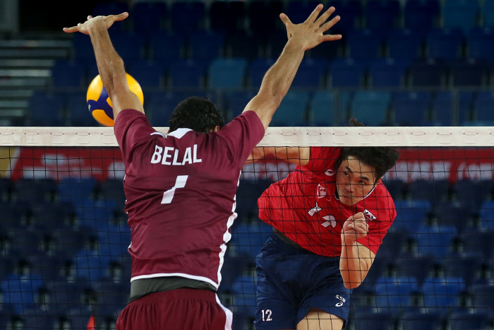 한국 남자배구 대표팀 전광인(오른쪽)이 9일 중국 장먼 스포츠센터에서 열린 2020 도쿄 올림픽 아시아지역예선 조별리그 카타르와의 3차전에서 상대 수비를 피해 공을 때리고 있다. 국제배구연맹 제공