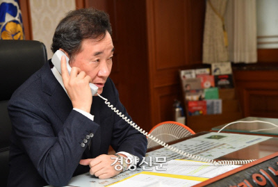 이낙연 국무총리가 9일 오후 추미애 법무부 장관과 전화 통화를 하고 있다. 총리실 제공