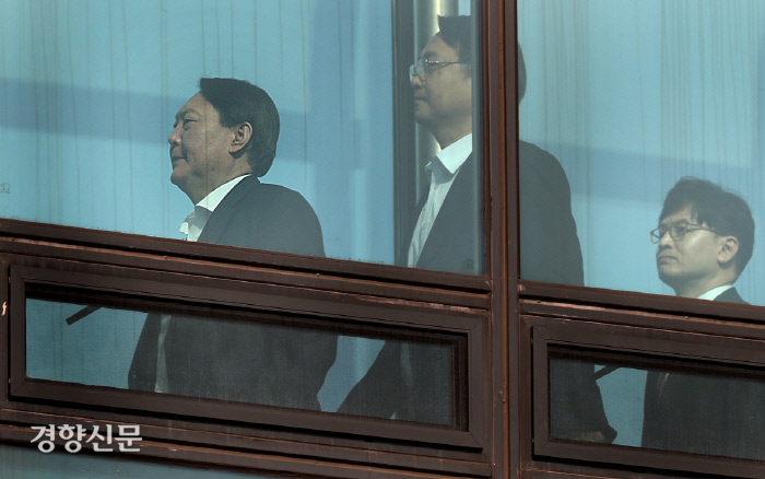 윤석열 검찰총장과 강남일 대검 차장, 한동훈 반부패·강력부장(왼쪽부터)이 10일 오후 점심을 먹으러 서울 서초구 대검찰청 별관 구내식당으로 이동하고 있다. 윤 총장과 핵심 참모진의 마지막 대검 구내식당 식사다. 강 차장은 대전고검장, 한 부장은 부산고검 차장으로 발령(13일자) 났다.  이상훈 선임기자