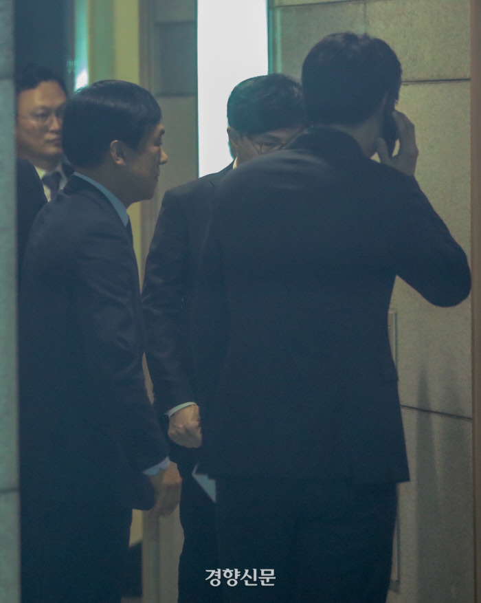 이성윤 신임 서울중앙지검장(왼쪽)이 10일 서울 서초동 대검찰청 청사 1층에서 엘리베이터를 기다리고 있다. 이준헌 기자 ifwedont@kyunghyang.com