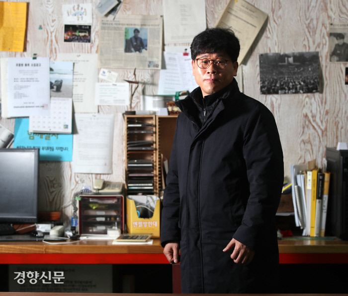 한상균씨가 지난 6일 경기 평택 민주노총 금속노조 쌍용차지부 사무실에서 경향신문과 만났다. 한씨는 “누구도 고립되지 않고, 체념하지 않는 사회가 되기를 소망한다”고 말했다.  평택 | 권도현 기자 lightroad@kyunghyang.com