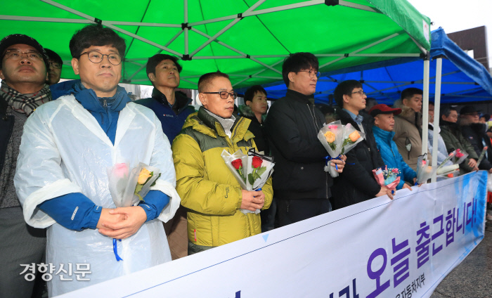 한상균씨(앞줄 왼쪽) 등 쌍용자동차의 마지막 복직 예정자 46명이 지난 7일 첫 ‘출근투쟁’에 나섰다. 이들은 복직을 1주일여 앞두고 ‘무기한 복직 연기’ 통보를 받았다.  우철훈 선임기자