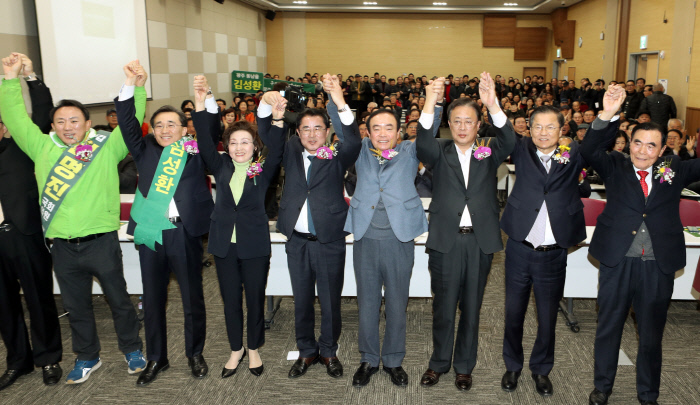 지난해 12월 29일 오후 광주 김대중컨벤션센터에서 열린 대안신당 광주시당 창당대회에서 천정배(오른쪽 두 번째부터), 유성엽, 장병완, 최경환 의원 등이 지지자들에게 인사를 하고 있다. / 연합뉴스