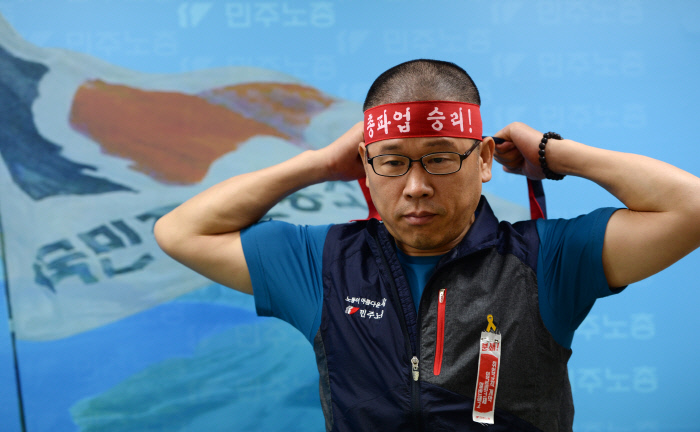 한상균씨가 민주노총 위원장이던 2015년 9월22일 총파업을 하루 앞두고 머리띠를 매고 있다.  경향신문 자료사진