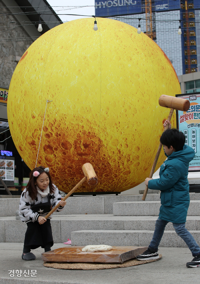 박물관마을을 찾은 아이들이 떡메치기를 하고 있다. / 권도현 기자