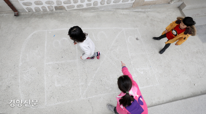 설연휴 마지막날인 27일 오후 서울 종로구 돈의문박물관마을을 찾은 어린이들이 땅따먹기를 하고 있다. /권도현 기자