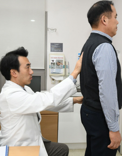 재활의학과 박중현 교수가 척추의 상태를 진단하고 있다.  강남세브란스병원 제공