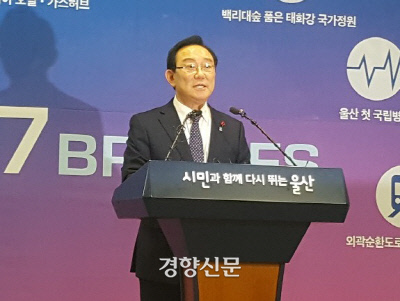 송철호 울산시장이 30일 울산시청 프레스센터에서 검찰이 자신을 공직선거법 위반 등의 혐의로 기소한데 대해 공식 입장을 밝히고 있다. │백승목 기자