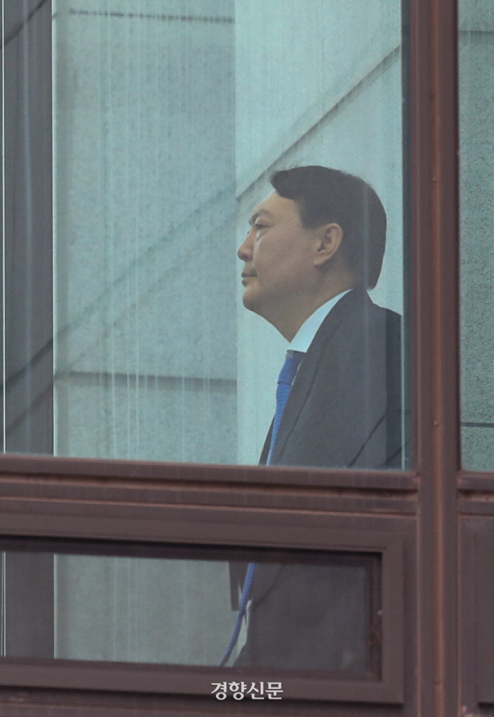 윤석열 검찰총장이 지난 22일 서울 서초동 대검찰청 본관에서 별관으로 이동하고 있다. 우철훈 선임기자