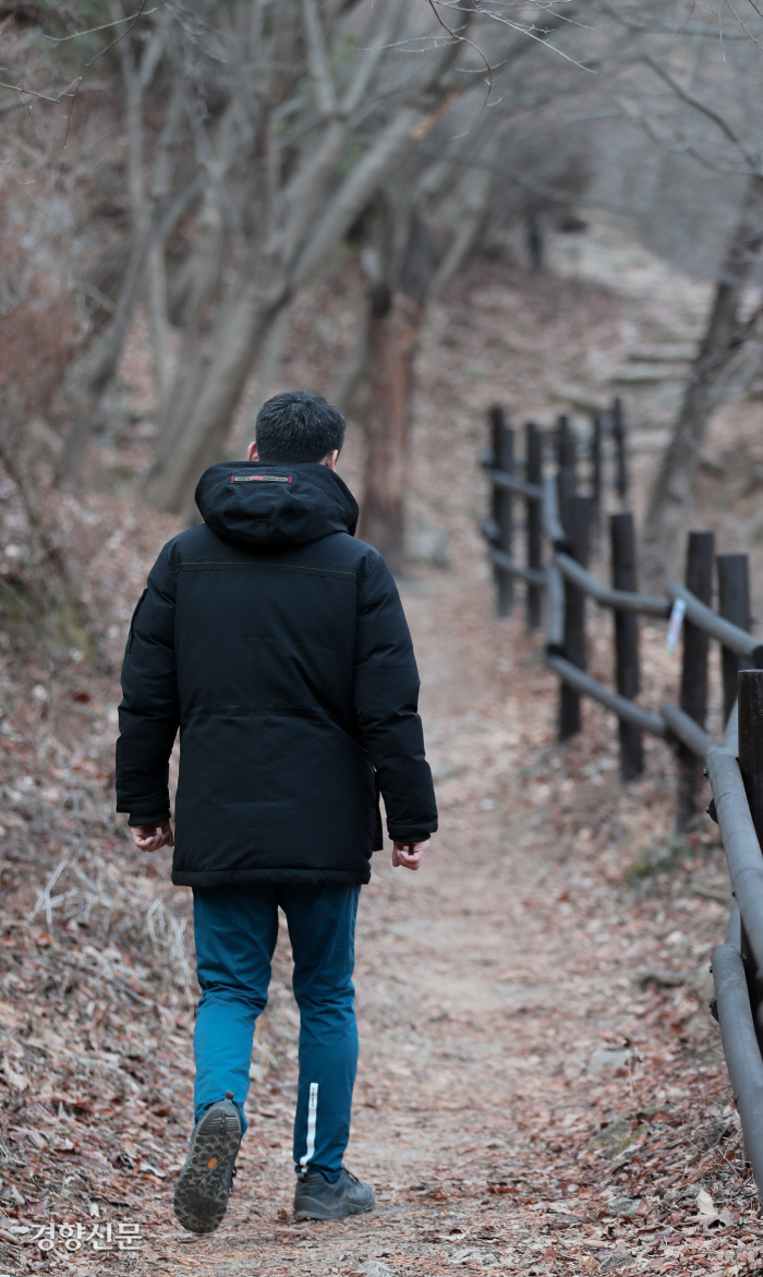 배우 허정도씨는 ‘왜 아이들 문제를 이야기하는가’라는 질문에 “제 주변에 마음의 병을 앓고 있는 사람들 중에 어린시절에 제대로 보호받지 못한 경우가 많다”며 “아역배우 출신 성인배우들도 어렸을 때 현장에서 겪은 상처를 잊지 못하는 경우가 많다”고 말했다. 이준헌 기자 ifwedont@kyunghyang.com