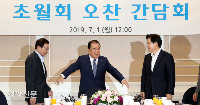 지난해 문희상 국회의장(가운데)이 초월회에서 민주당 이해찬 대표(왼쪽), 한국당 황교안 대표와 인사하고 있다. / 권호욱 선임기자