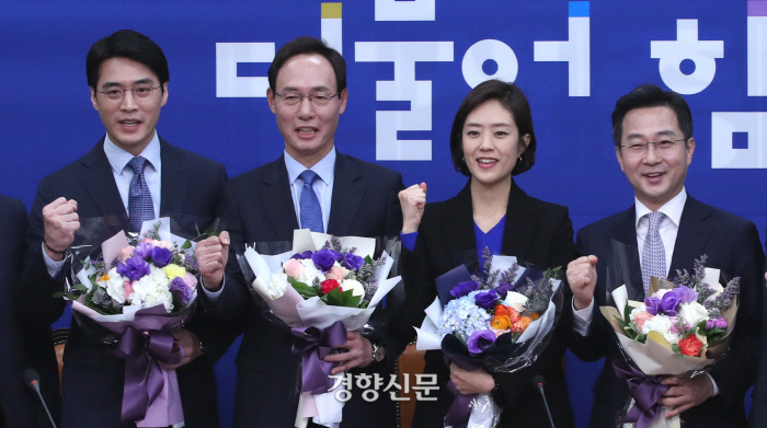 한준호 전 MBC아나운서, 박무성 전 국제신문 대표이사 사장, 고민정 전 대통령비서실 대변인, 박성준 전 JTBC보도총괄 아나운서 팀장이 2일 오후 서울 여의도 국회에서 열린 더불어민주당 입당 기자회견서 기념촬영을 하고 있다. / 김기남 기자 kknphoto@kyunghyang.com