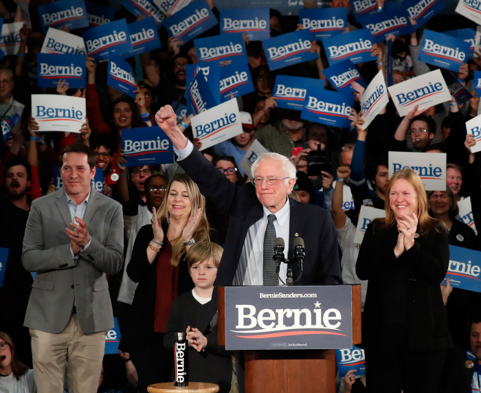 미국 민주당의 아이오와 코커스(당원대회)가 치러진 3일(현지시간) 버니 샌더스 상원의원이 아이오와주 디모인에서 연설하고 있다. 디모인 | AP연합뉴스