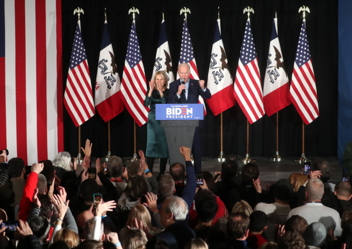 미국 민주당의 아이오와 코커스(당원대회)가 치러진 3일(현지시간) 조 바이든 전 부통령이 아이오와주 디모인 드레이크대학에서 연설하고 있다.  디모인 | 로이터연합뉴스