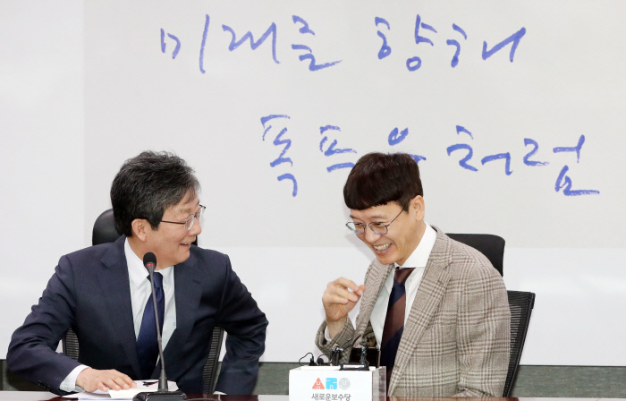 새로운보수당 유승민 보수재건위원장이 4일 오전 서울 여의도 국회 의원회관에서 열린 ‘검사내전’ 저자인 김웅 전 부장검사 영입 행사에서 검사내전 책을 펼쳐보이며 김 전 부장검사를 환영하고 있다. 연합뉴스