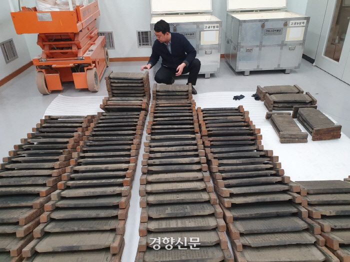1년여의 수사 끝에 찾아낸 ‘권도 동계문집 목판’ 134점. 조선 중기의 문신 권도의 시와 편지, 상소문, 산문, 축·제문, 표전, 묘갈 등 다양한 형식의 글이 실려있어 당시 향촌 사회의 모습을 연구하는데 좋은 자료가 된다. |문화재청 제공