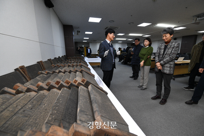 5일 국립고궁박물관에서 열린 반환식. 정재숙 문화재청장이 도난됐다가 회수된 ‘권도 동계문집 목판’ 을 보고 있다. |문화재청 제공