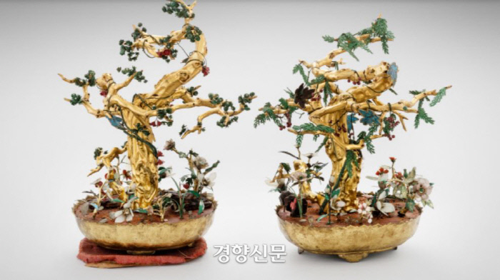 프랑스 국립기메동양박물관이 소장한  타원형 ‘수반’. 고종이 카르노 대통령에게 선물한 것이다. 너비 24㎝, 폭 16㎝의 타원형 수반(水盤·물을 담아 꽃을 꽂거나 괴석 따위를 넣어 두는 그릇)이다. 국립기메동양박물관 소장